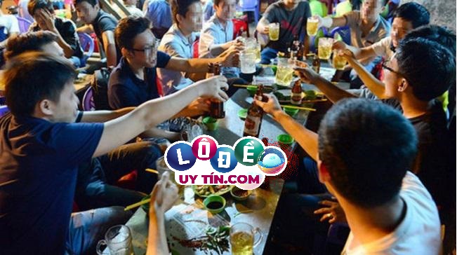 Nằm mơ thấy ăn tiệc là điềm báo tốt hay xấu? Nên đánh con gì